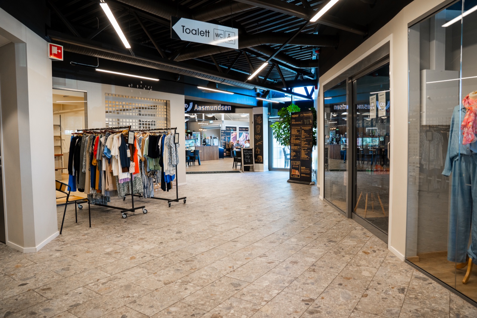 Korridor inne i Lasses Senter med butikker