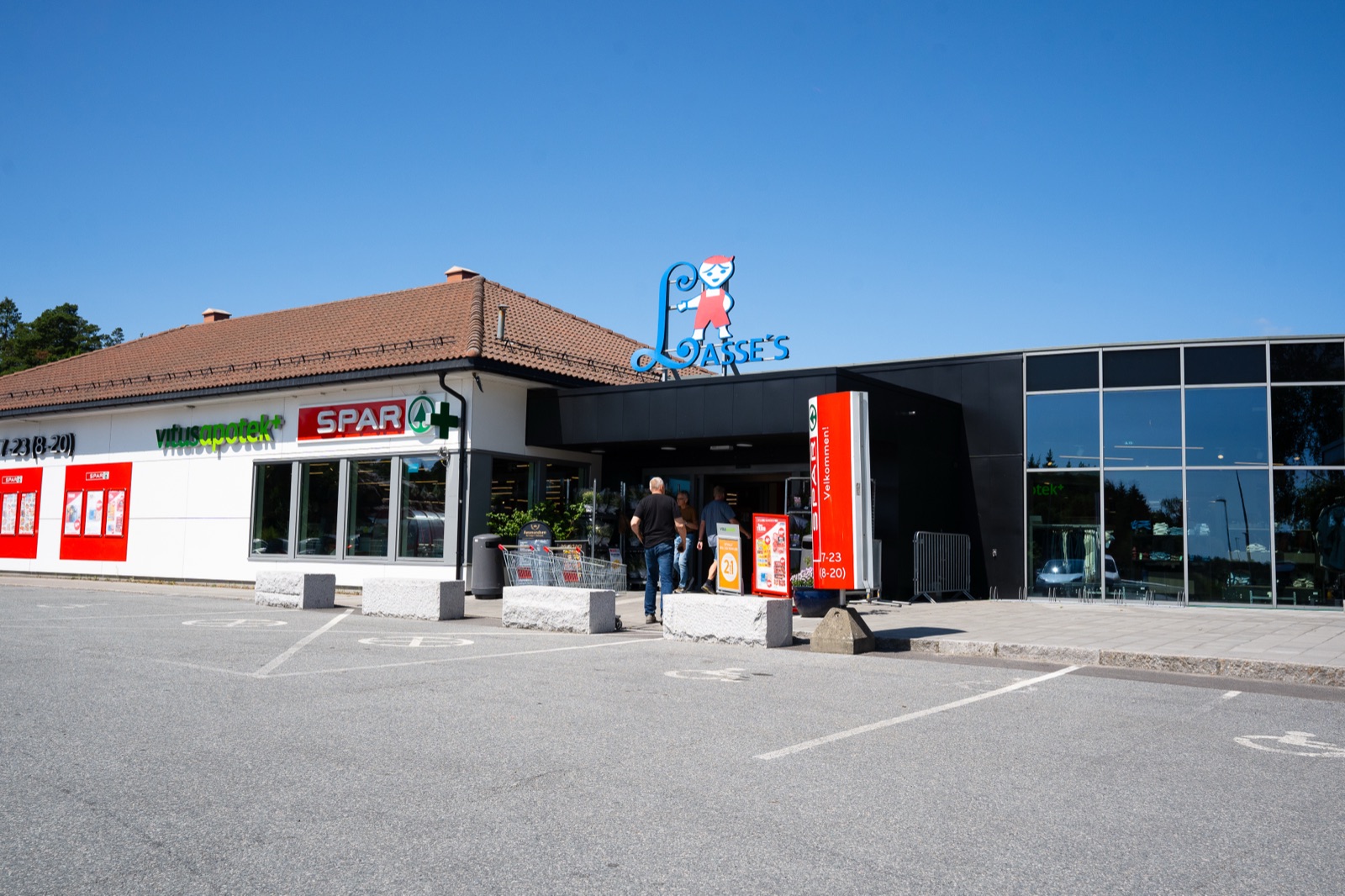 Inngangspartiet til Lasses Senter med SPAR, Vitus Apotek og Shell